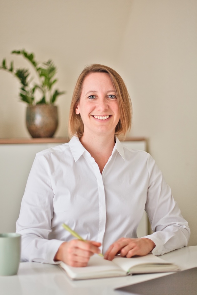 Nina Fauth sitzt am Schreibtisch